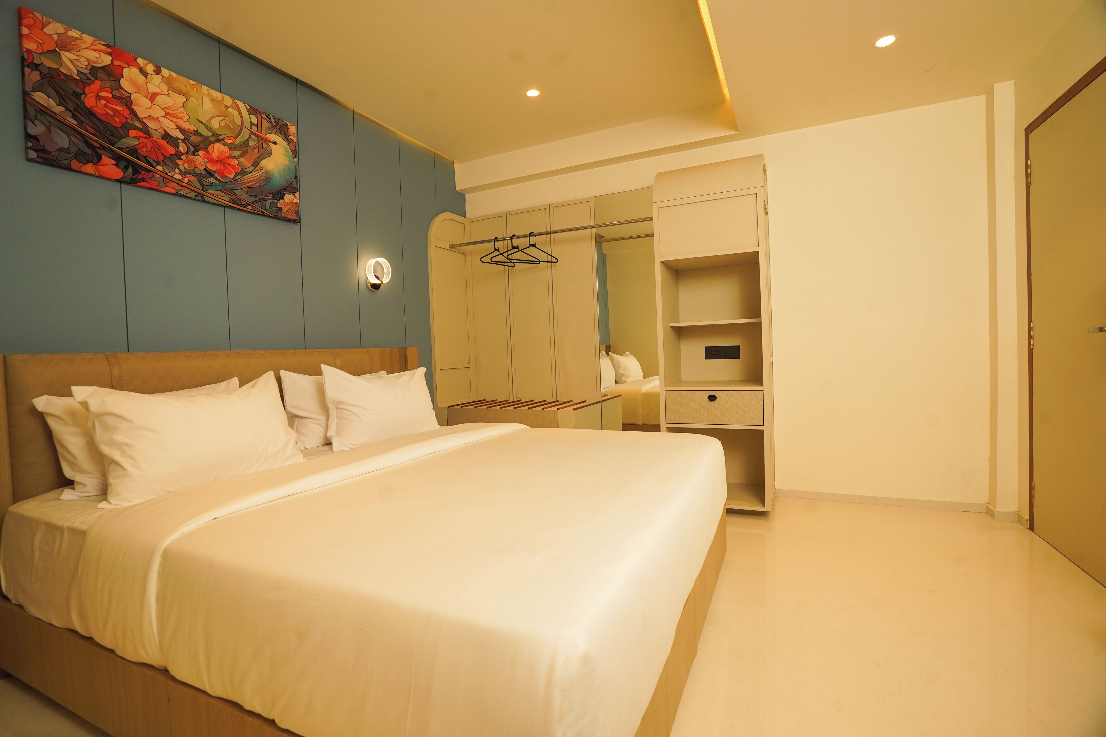 Ein modernes Schlafzimmer mit einem großen Bett, einem Kleiderschrank und einem Spiegel.