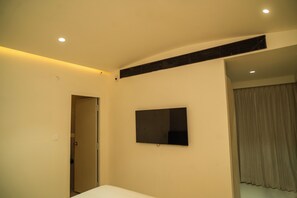 Signature Studio | Desk, laptop workspace, soundproofing, iron/ironing board - Hotel Harriet (Rameshwaram)