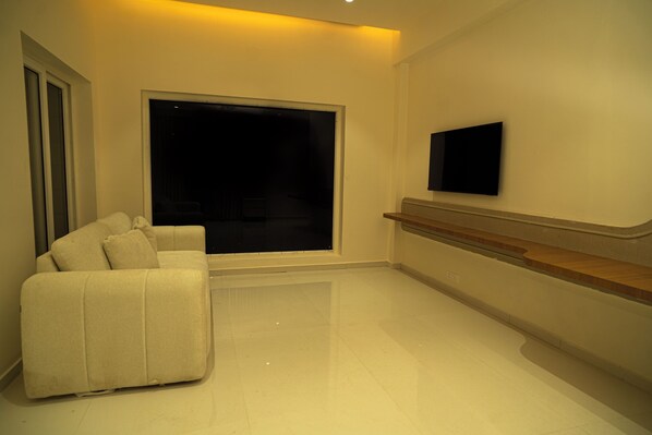 Signature Studio | Desk, laptop workspace, soundproofing, iron/ironing board - Hotel Harriet (Rameshwaram)