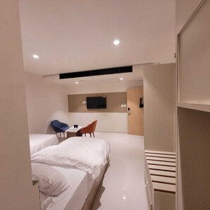 Bàn, khu vực làm việc phù hợp cho laptop, phòng cách âm 