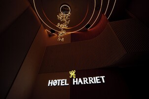Un letrero de hotel con una lámpara circular encima.