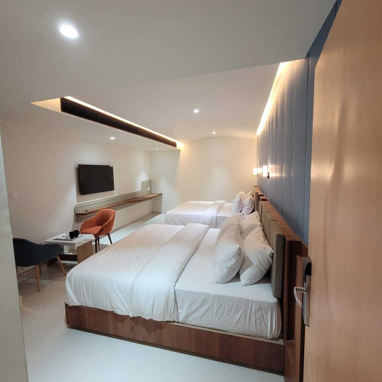 書桌、筆電工作空間、隔音、熨斗/熨衣板