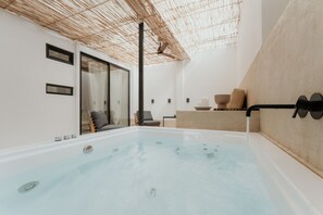 Interior - 1BR Backyard Jacuzzi Retreat Near Acropolis (Athens)