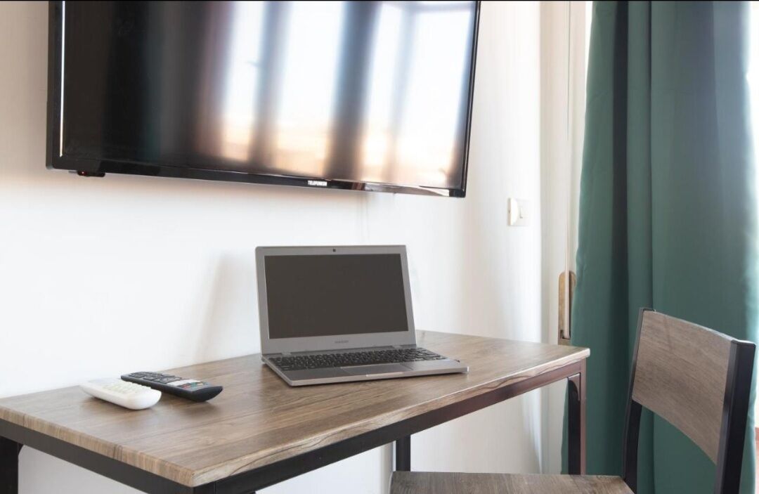 Escritorio, sistema de insonorización, wifi gratis