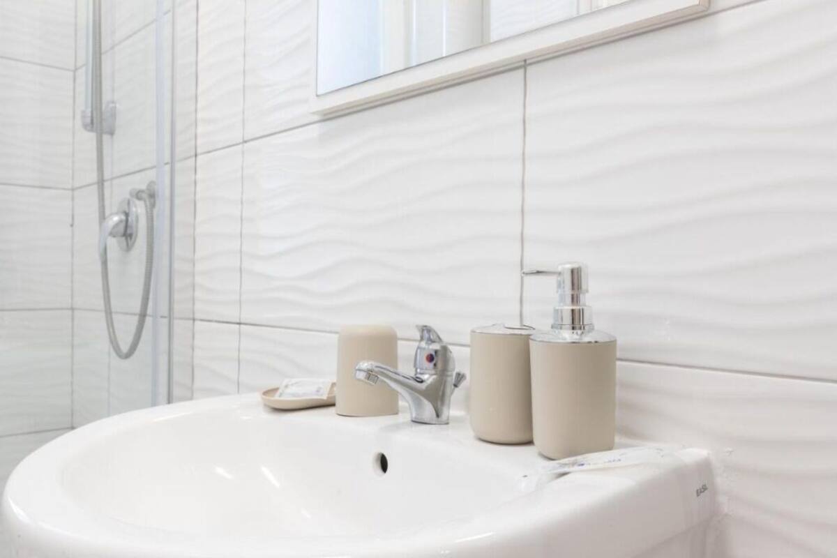 Habitación doble Deluxe, balcón | Baño | Secadora de cabello, batas, bidet, toallas 