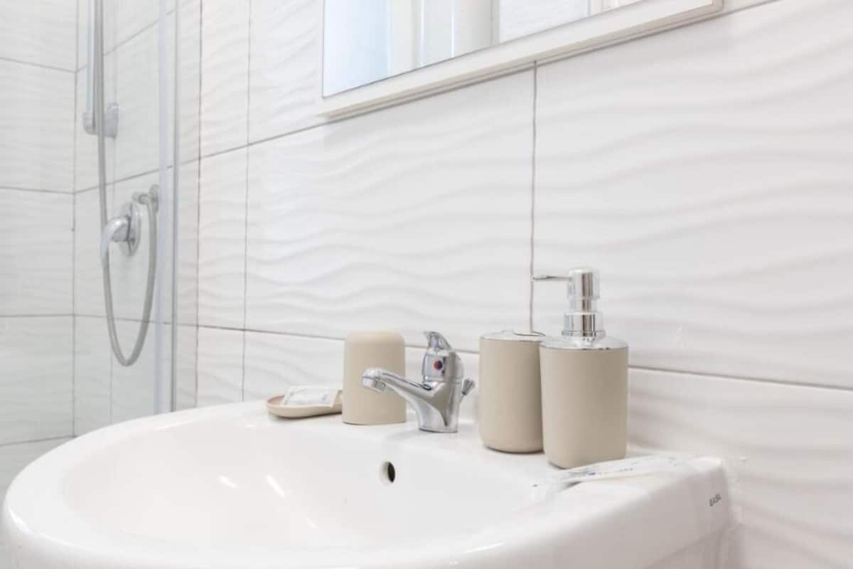 Habitación doble Deluxe, balcón | Baño | Secadora de cabello, toallas, shampoo, papel de baño