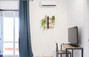 Een bureau, geluiddichte muren, gratis wifi