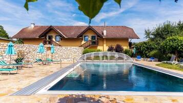 Piscina externa sazonal, funciona das 8h às 20h, guarda-sóis