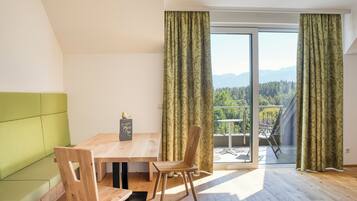 Design-dobbeltværelse - søudsigt | Pengeskab på værelset, skrivebord, arbejdsområde til bærbare computere