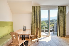 Kahden hengen design-huone, järvinäköala | Tallelokero huoneessa, työpöytä