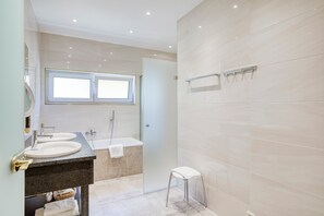 Design Double Room, Lake View | Bathroom - Marienhof Velden - Mein Refugium (Velden am Wörther See)