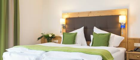 Dobbeltrom – standard, resort-utsikt | Safe på rommet, skrivebord og skrivebord for bærbar PC