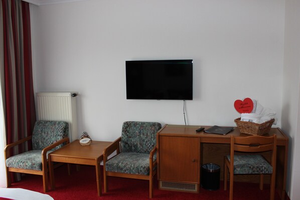 Standard Double Room, Resort View | Living area