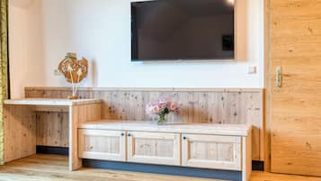 Habitació doble de disseny, vistes al llac | Caixa forta a l'habitació i escriptori