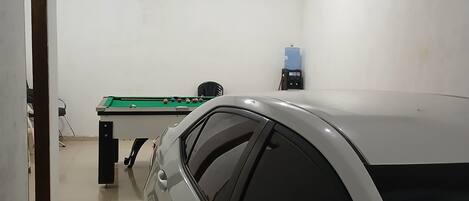 Departamento básico, lanai, vista a la ciudad | Área de sala de estar