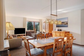 TV - Lotti Apartment with Mountain Views, Balcony, and Wi-Fi (Titisee-Neustadt)