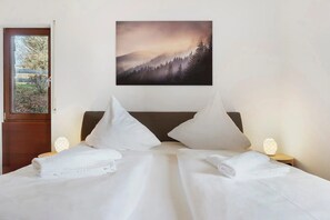 WiFi, bed sheets - Lotti Apartment with Mountain Views, Balcony, and Wi-Fi (Titisee-Neustadt)