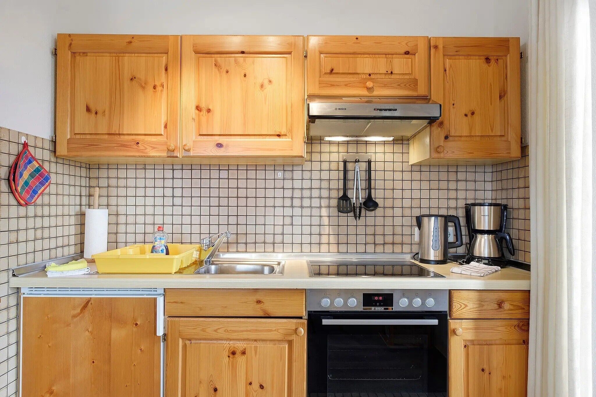 Kühlschrank, Ofen, Herdplatte, Wasserkocher mit Kaffee-/Teezubehör