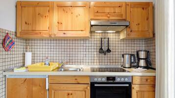 Fridge, oven, stovetop, coffee/tea maker