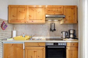 Réfrigérateur, four, plaque de cuisson, cafetière/bouilloire