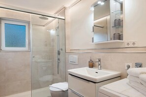 Shower, hair dryer, towels - Lotti Apartment with Mountain Views, Balcony, and Wi-Fi (Titisee-Neustadt)