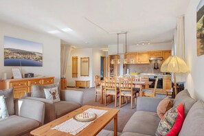 TV - Lotti Apartment with Mountain Views, Balcony, and Wi-Fi (Titisee-Neustadt)