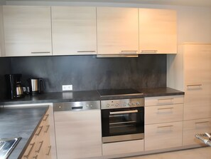 冷蔵庫、オーブン、コンロ、食器洗い機