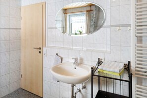 Chuveiro, toalhas de banho