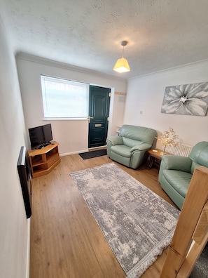 House, 2 Bedrooms, Fireplace | Living room - Stunning Home in Quiet Staffordshire Countryside (Burton on Trent)