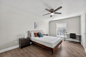 2 Schlafzimmer, Schreibtisch, Bügeleisen/Bügelbrett, Reisekinderbett