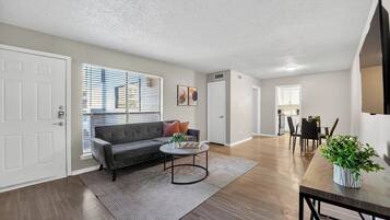 Téléviseur, livres, bureau