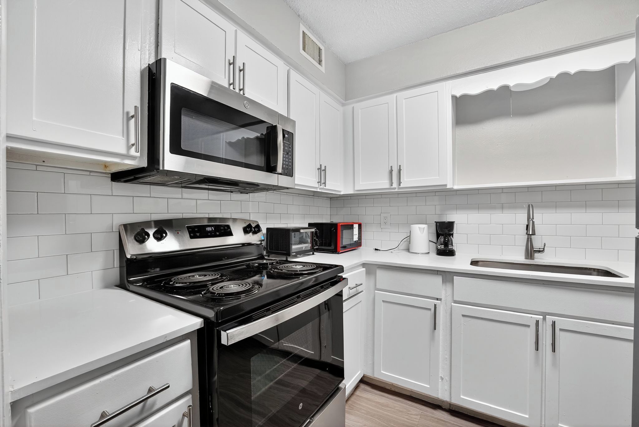 Réfrigérateur, four à micro-ondes, un four, surface de cuisson