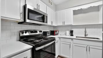 Réfrigérateur, four à micro-ondes, un four, surface de cuisson