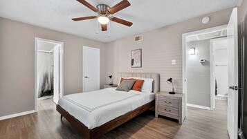 Bureau, fer et planche à repasser, lit de bébé portatif