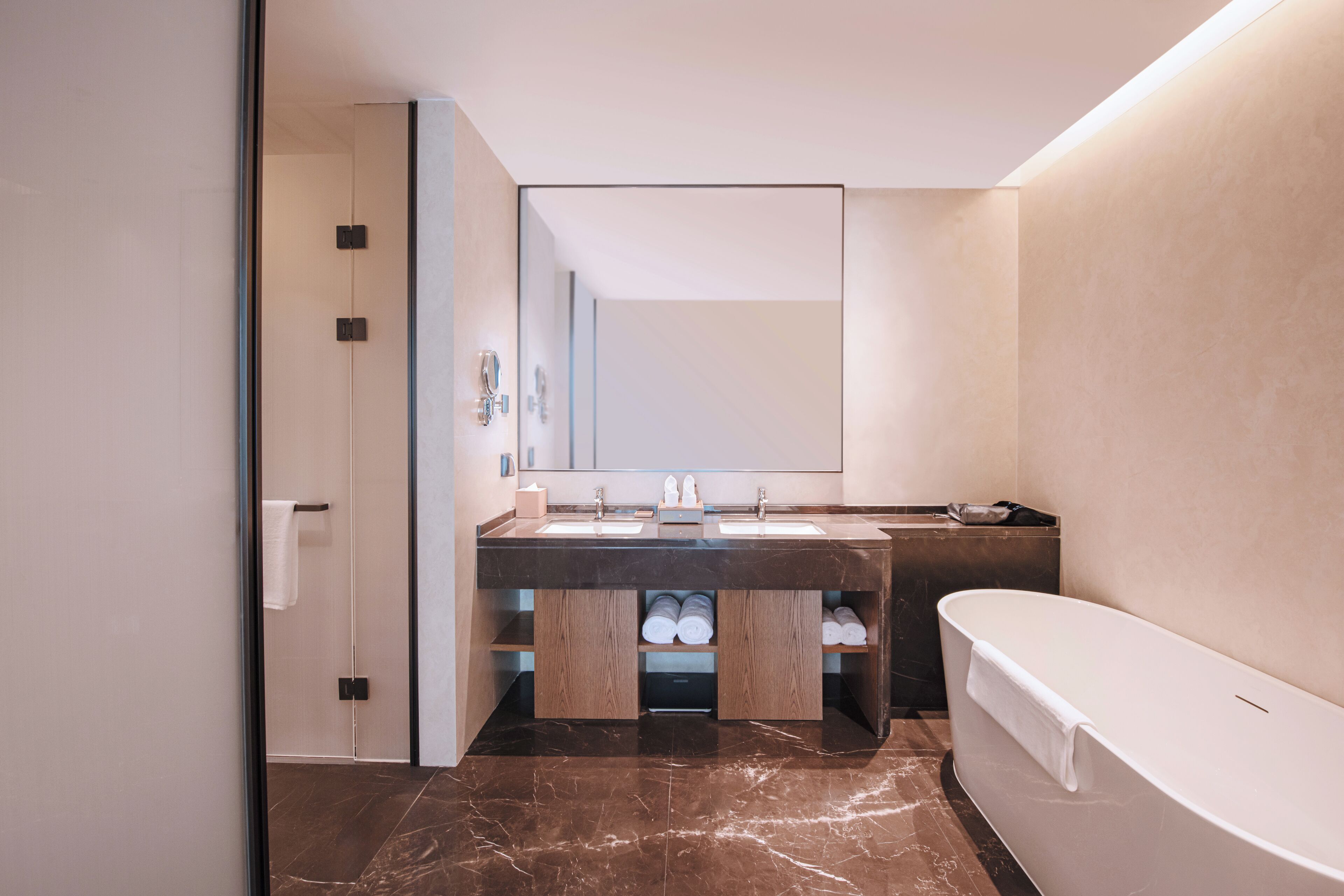 Superior-sviitti, 1 suuri parisänky | Kylpyhuone | Ympäristöystävälliset hygieniatuotteet