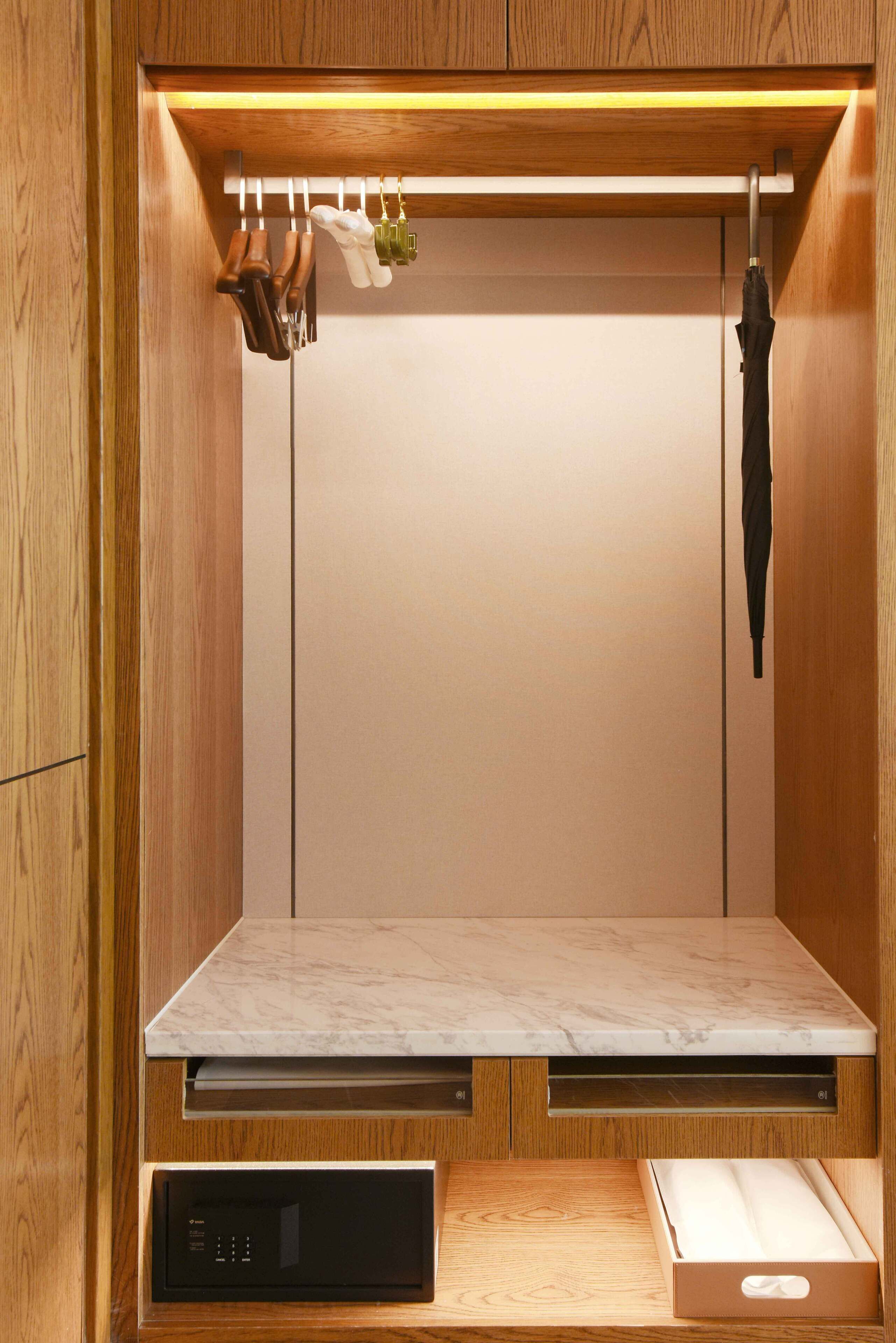 Una cocina moderna con armarios de madera, encimera de mármol y electrodomésticos integrados.