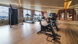 A modern gym with treadmills, a rowing machine, and a weight bench. - Novotel Kunming Yunjin (Kunming)