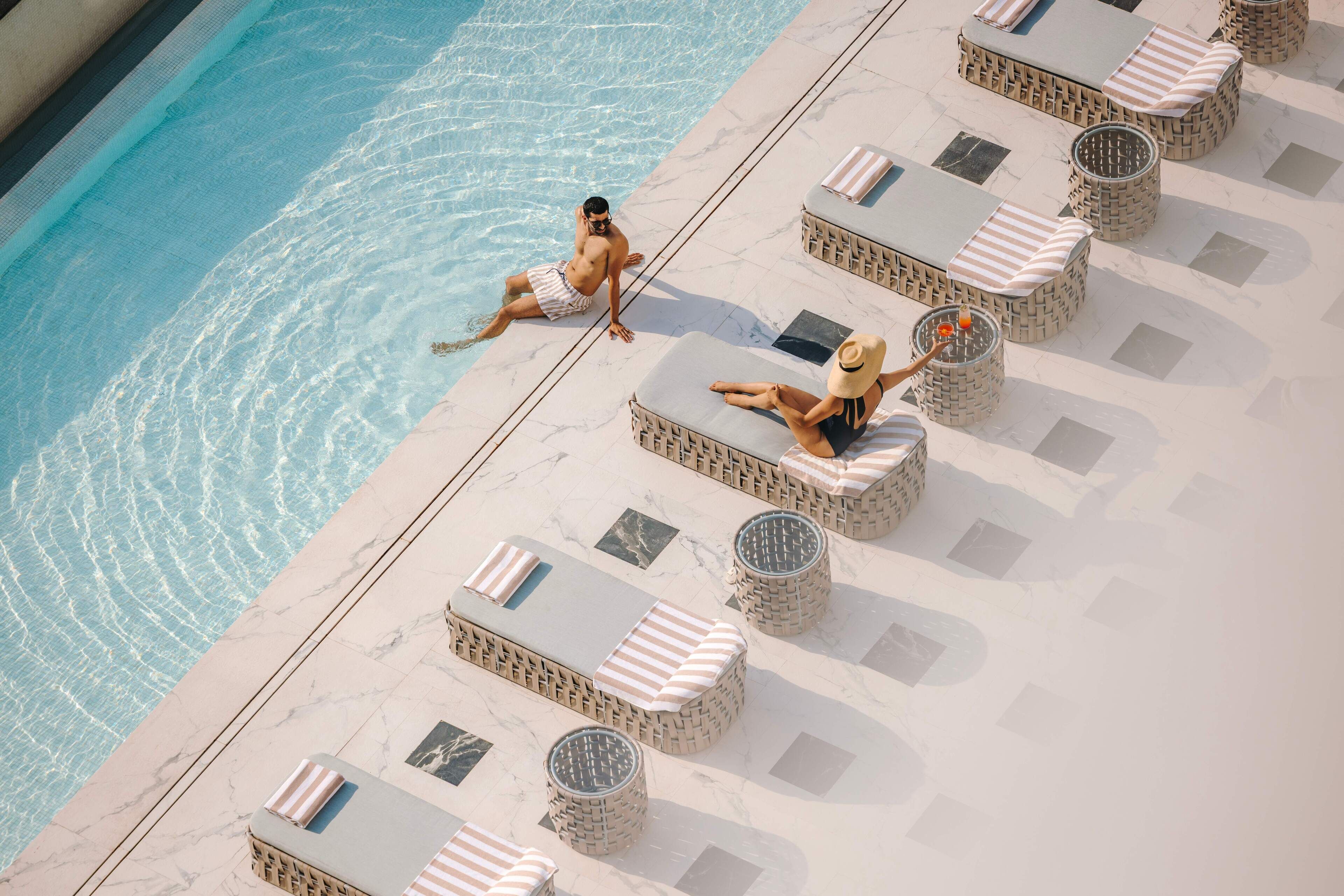 Hồ bơi ngoài trời, dù/ô trên bãi biển/hồ bơi, ghế dài tắm nắng 