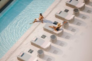 Hồ bơi ngoài trời, dù/ô trên bãi biển/hồ bơi, ghế dài tắm nắng