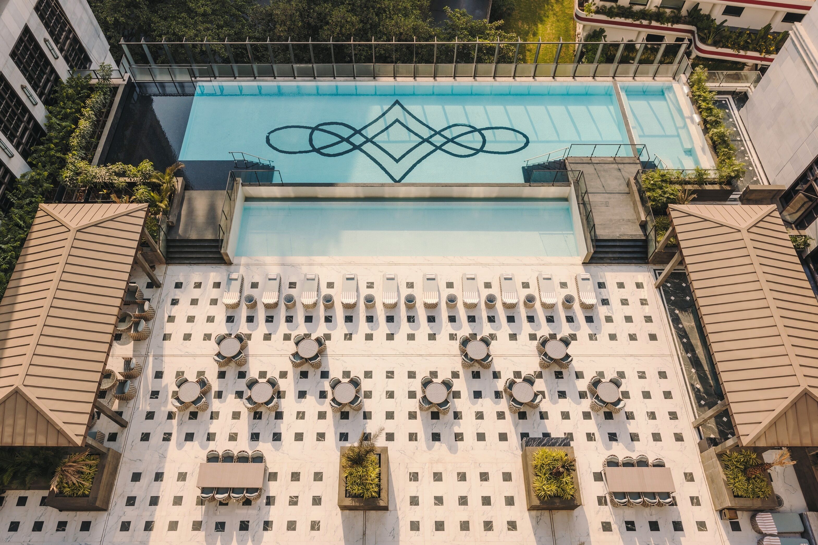 Una piscina al aire libre, sombrillas, sillones reclinables de piscina