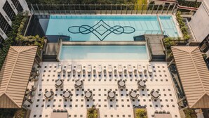 Outdoor pool, pool umbrellas, sun loungers - Roswyn, A Morgans Originals Hotel (Mumbai)