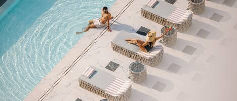 Piscine extérieure, parasols de plage, chaises longues