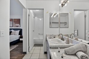 Hair dryer, towels - Modern renovated studio offering comfort and style (Las Vegas)