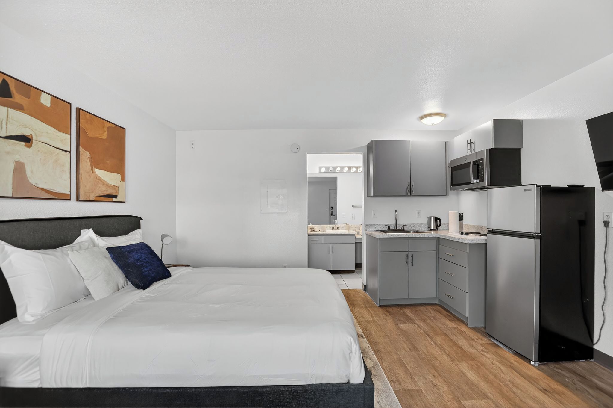 Desk, travel crib, free WiFi