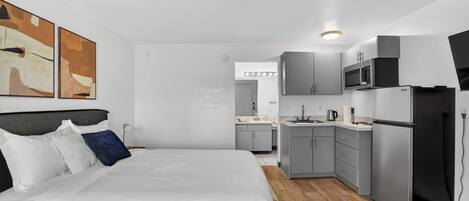 Desk, travel crib, free WiFi