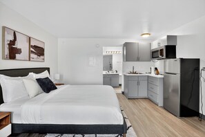 Desk, travel cot, free WiFi - Contemporary studio with sleek updated interiors (Las Vegas)