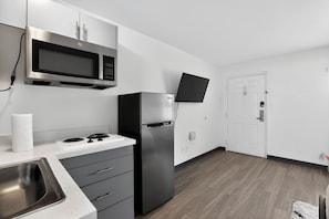 Fridge, microwave, stovetop, coffee/tea maker - Contemporary studio with sleek updated interiors (Las Vegas)