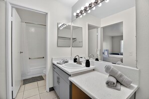 Hair dryer, towels - Contemporary studio with sleek updated interiors (Las Vegas)