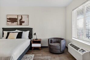 Desk, travel cot, free WiFi - Stylish renovated studio with new modern design (Las Vegas)
