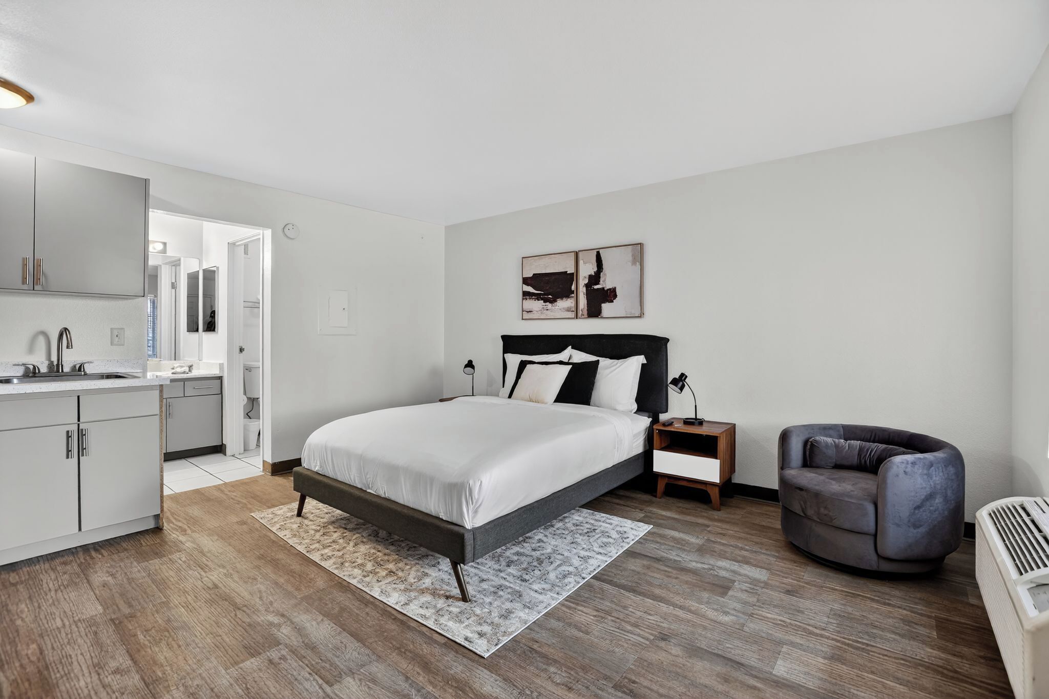 Desk, travel cot, free WiFi